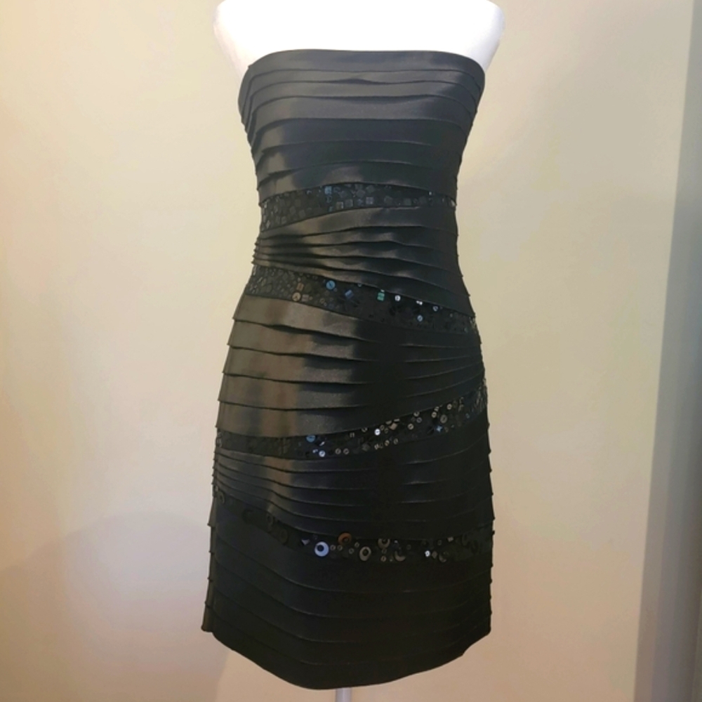 BCBGMaxAzria Black Strapless Bodycon Cocktail Dress